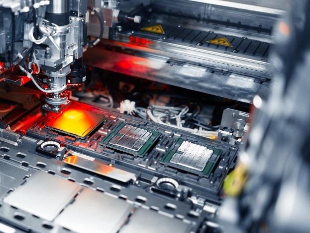 Intel First to Achieve High-NA EUV Mass Production for Logic Chips